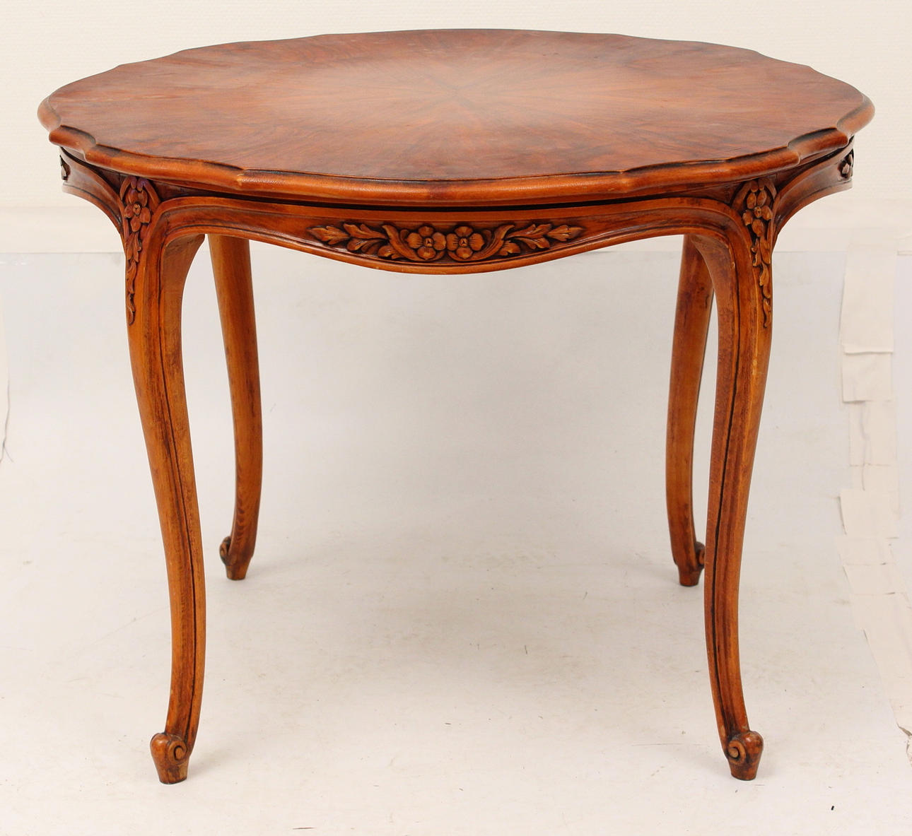 BORD, rokokostil, blomdekor.