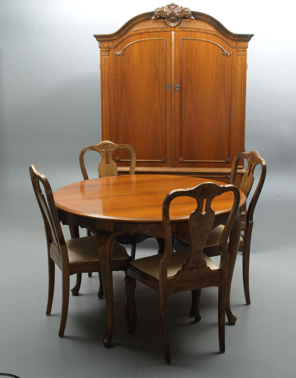 MATRUMSMÖBEL, olika träslag, bord 4 stolar och linneskåp, rokokostil.