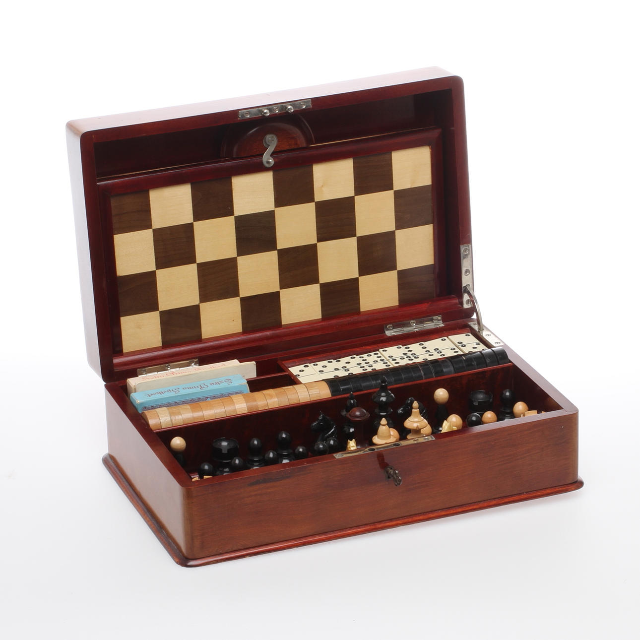 SCHATULL, innehållande olika spel, bland annat schack, domino, 1900-talets början..