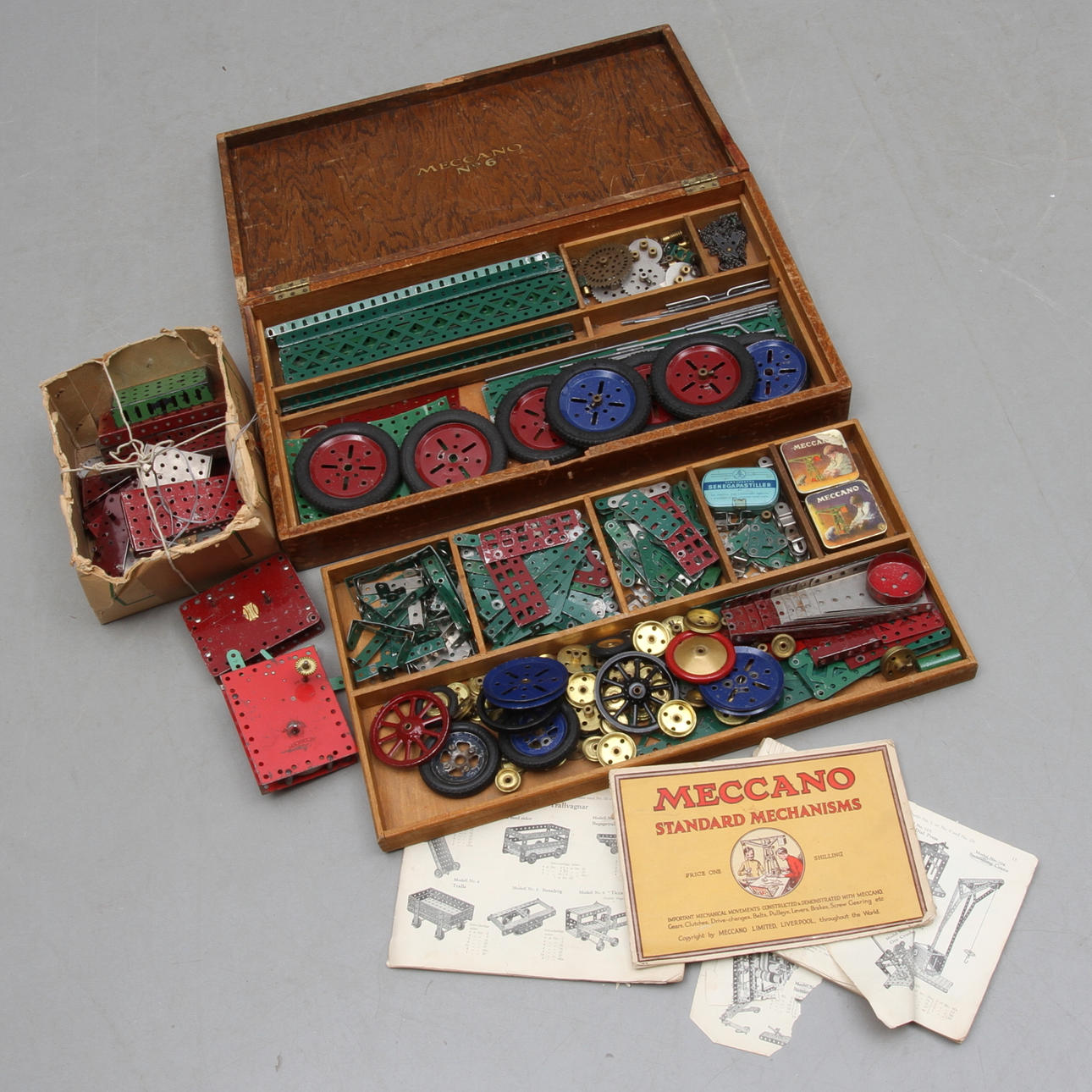 MECCANO No 6 i originallåda av trä. Tillkommer urverksmotor Märklin och Meccano.