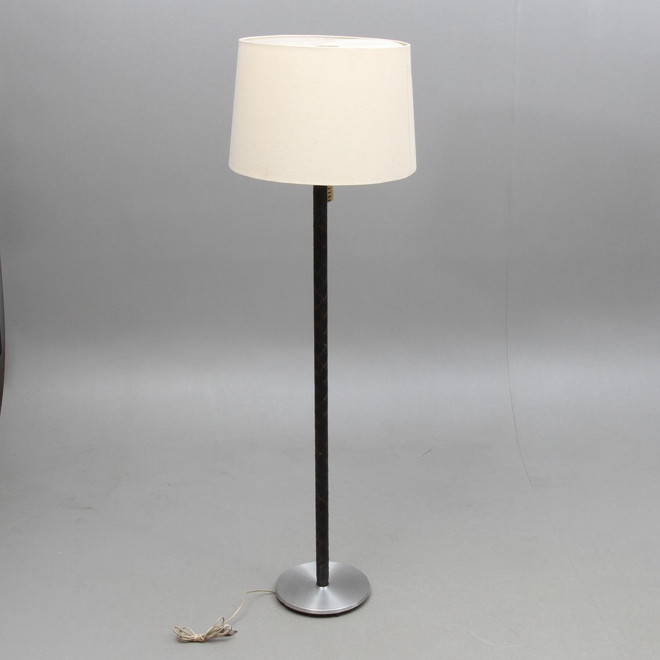 GOLVLAMPA, med läderklädd stomme, 1900-tal.