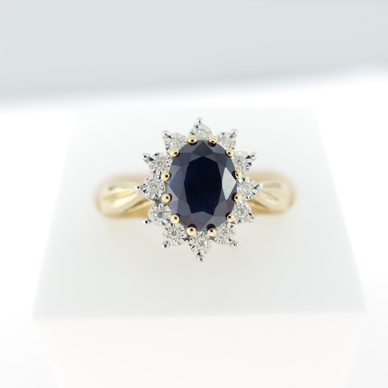 SAPPHIRE & DIAMOND cluster ring.