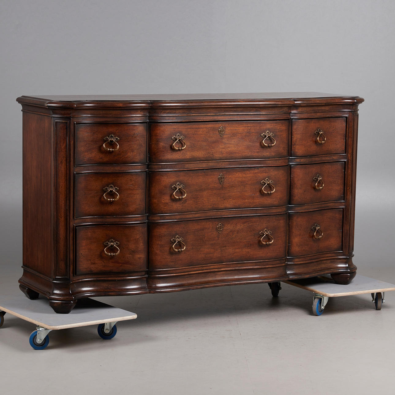 byrå/skåp, metall, trä, porslin.