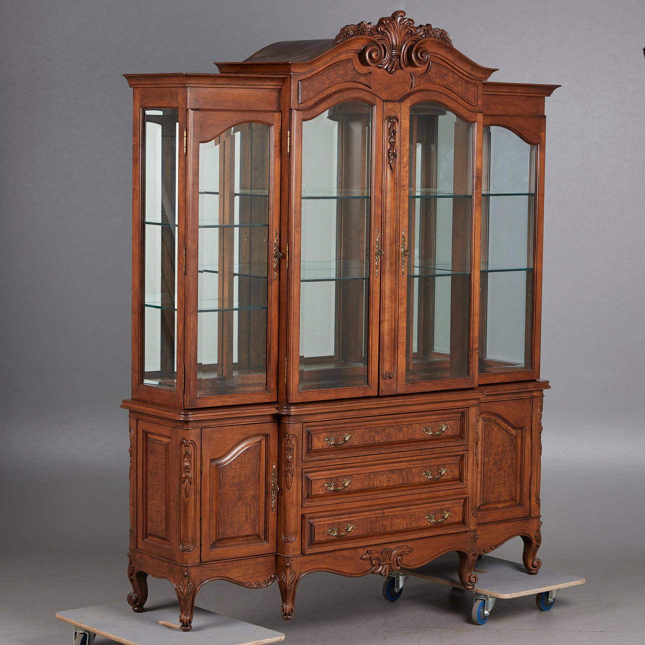 Buffet / vitrine, træ, glas, metal.