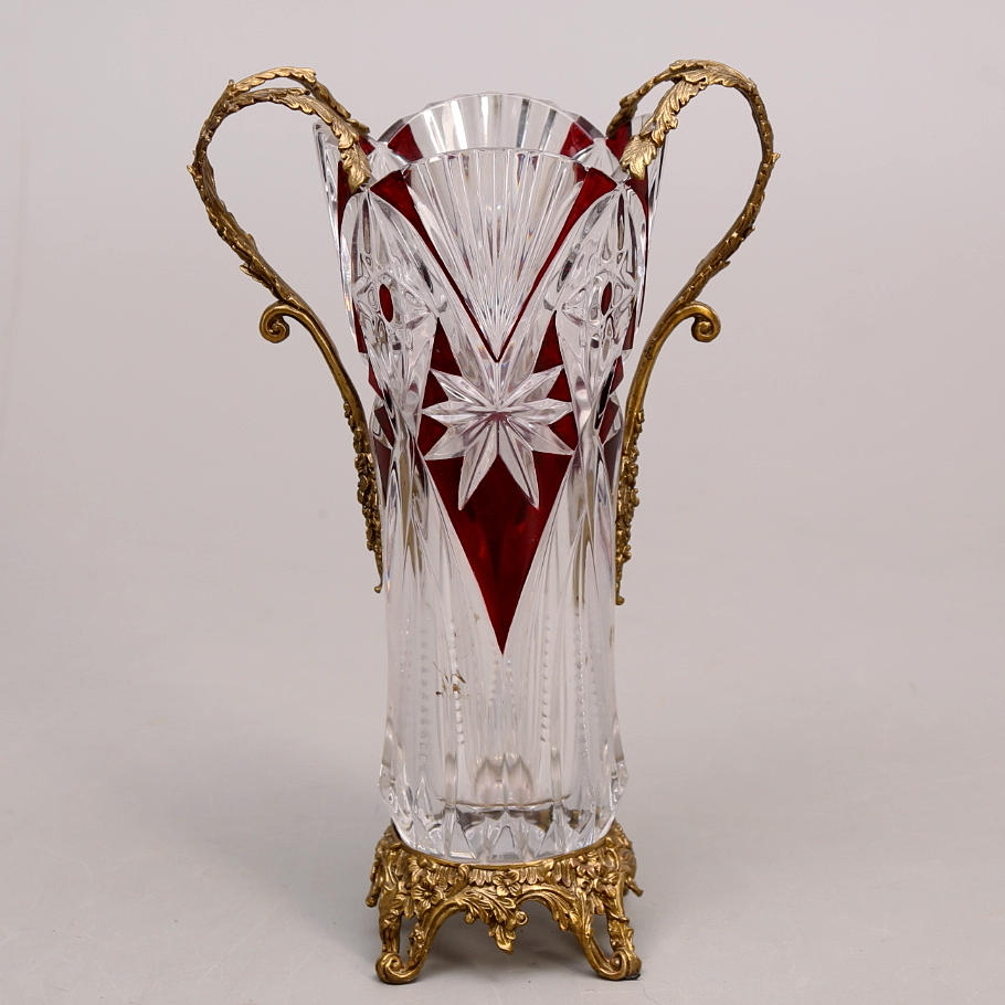 HÄNKELVAS, glas/mässing, slipad dekor, 1800-/1900-tal.