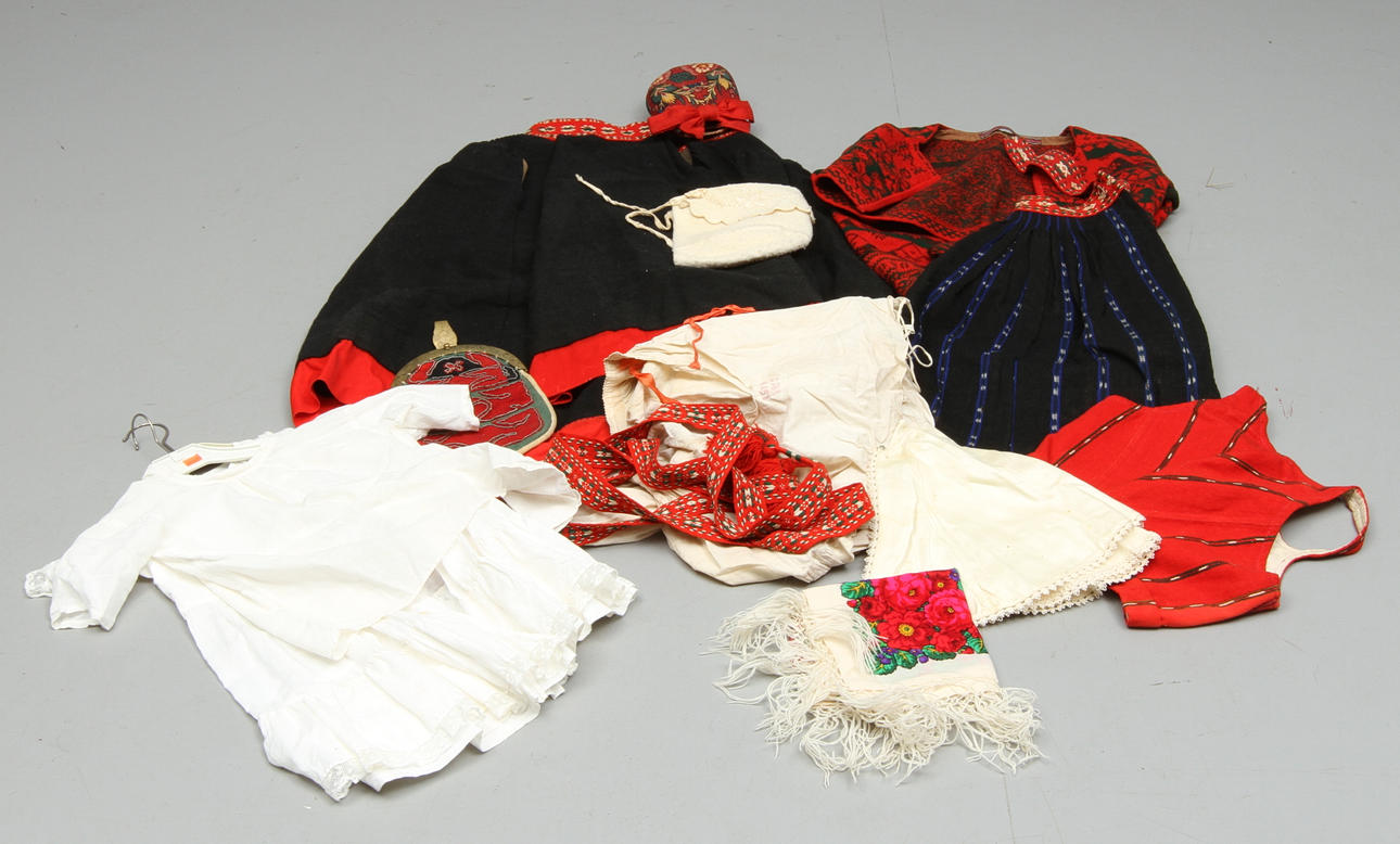 FOLKDRÄKTSDELAR, kvinnodräkt samt delar från barndräkt.