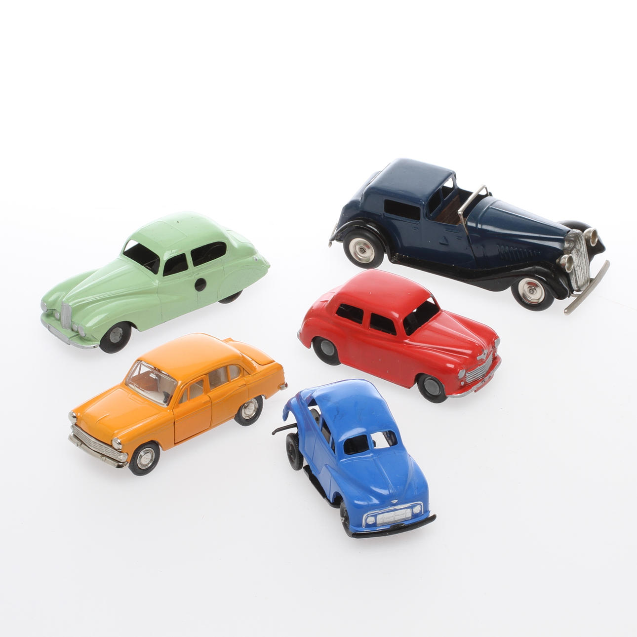 MODELLBILAR 5 stycken. TRI-ANG, CHAD-VALLEY och CCCP.
