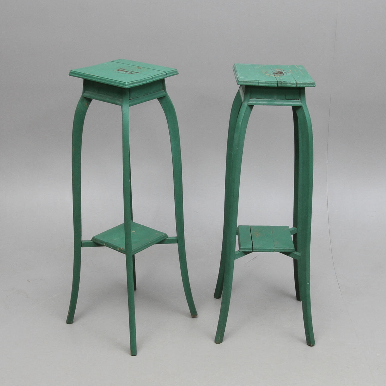PIEDESTALER, 2 st, grönmålat trä, 1900-tal.