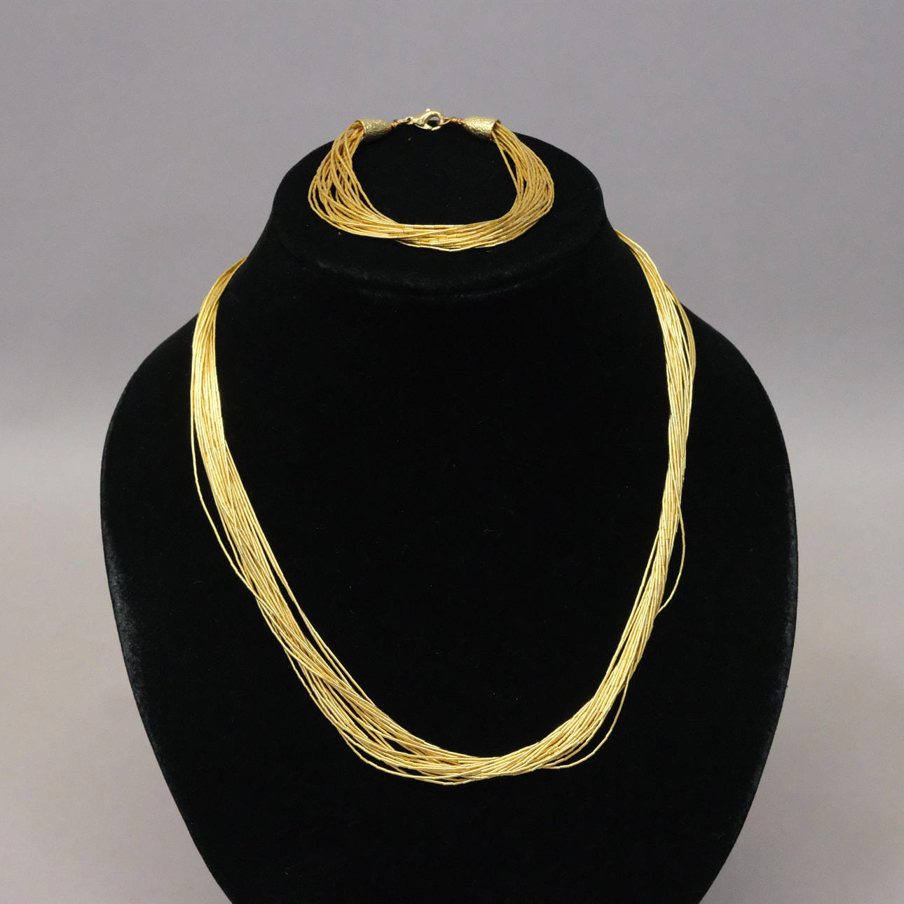 2 DELAR SMYCKEN, FÖRGYLLT SILVER.