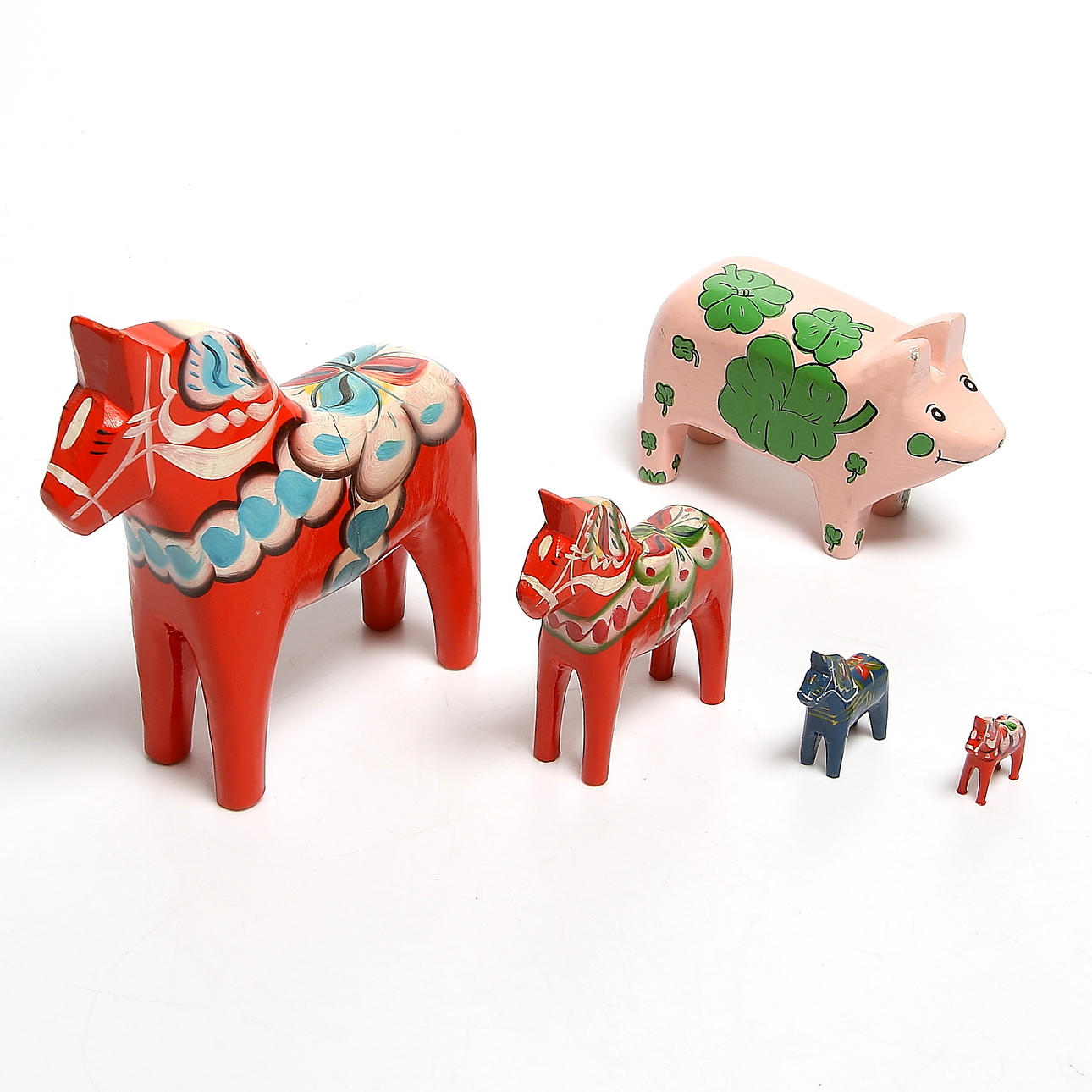 DALAHÄSTAR samt DALAGRIS, 5 st, trä, Nusnäs, Dalarna. 1900-tal.