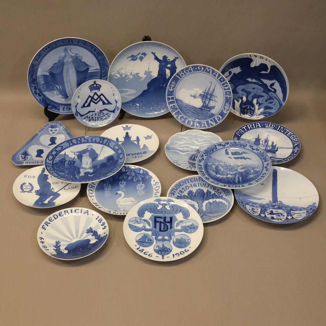 PLACAS CONMEMORATIVAS, 17 PIEZAS.