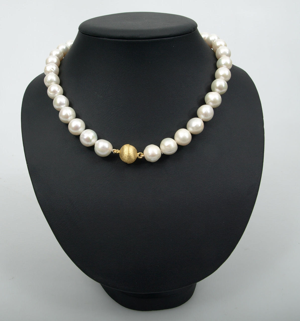 HALSBAND, sötvattenspärlor 12-13 mm, magnetlås i förgyllt silver.