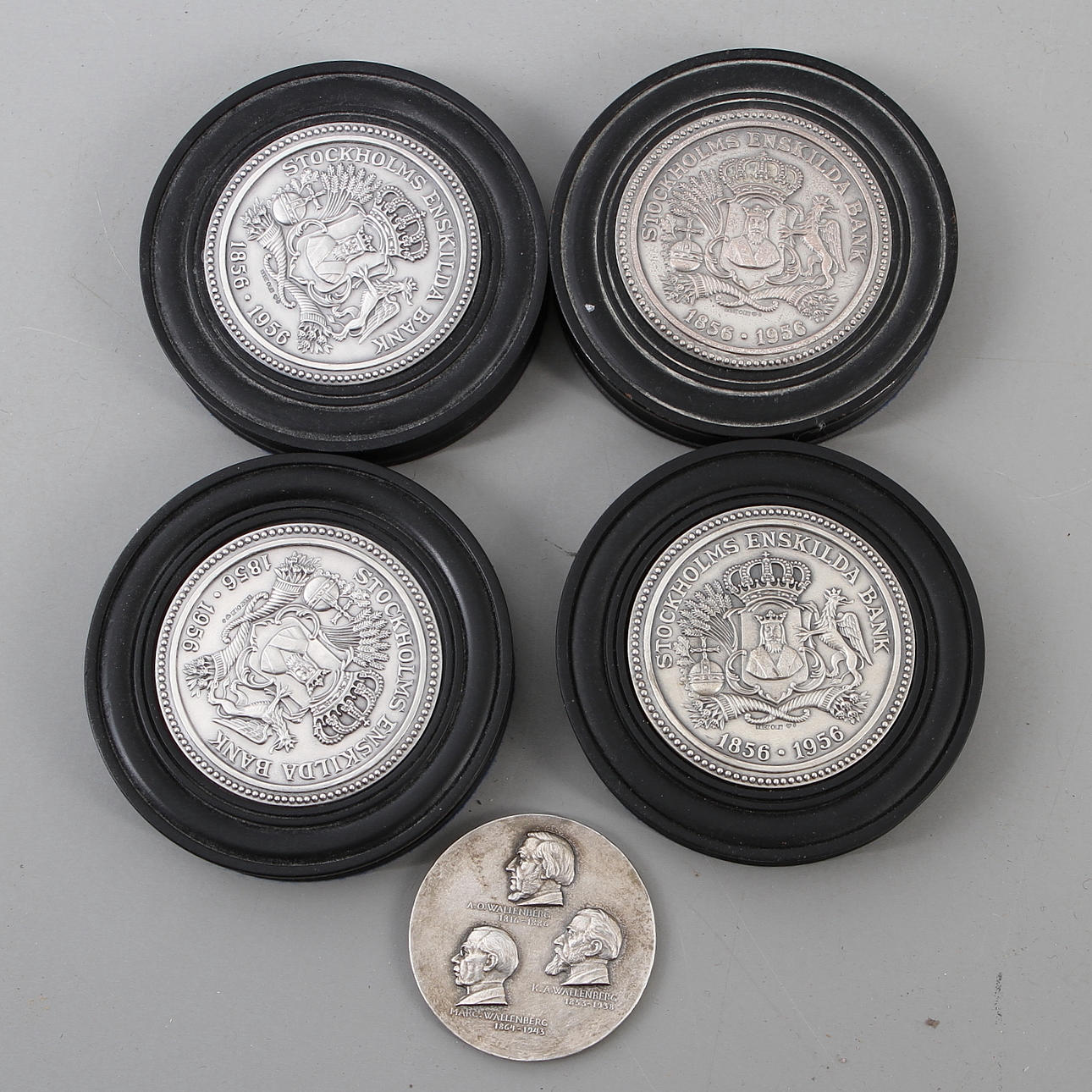 BREVPRESSAR/COASTERS 4 st, trä med silverplakett samt PLAKETT silver. "Stockholms Enskilda Bank" Sporrong & Co 1956.