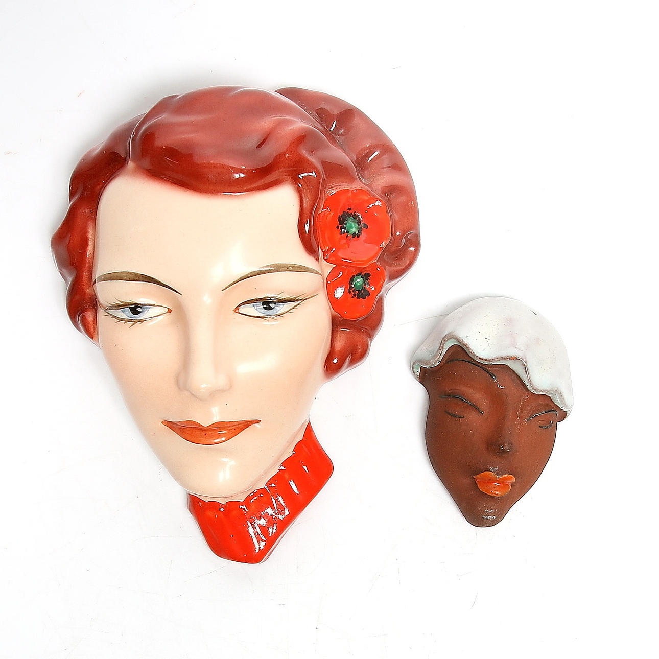 VÄGGANSIKTEN, 2 st, keramik, bl.a. Goldscheider, Österrike, 1900-talets första hälft.