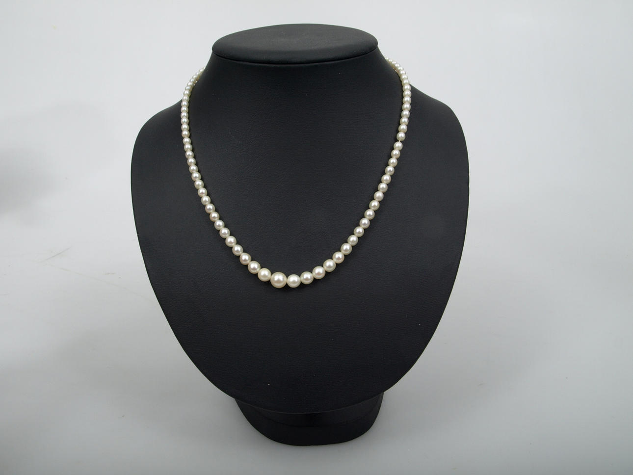 HALSBAND, odlade pärlor och silverlås, dosserat.