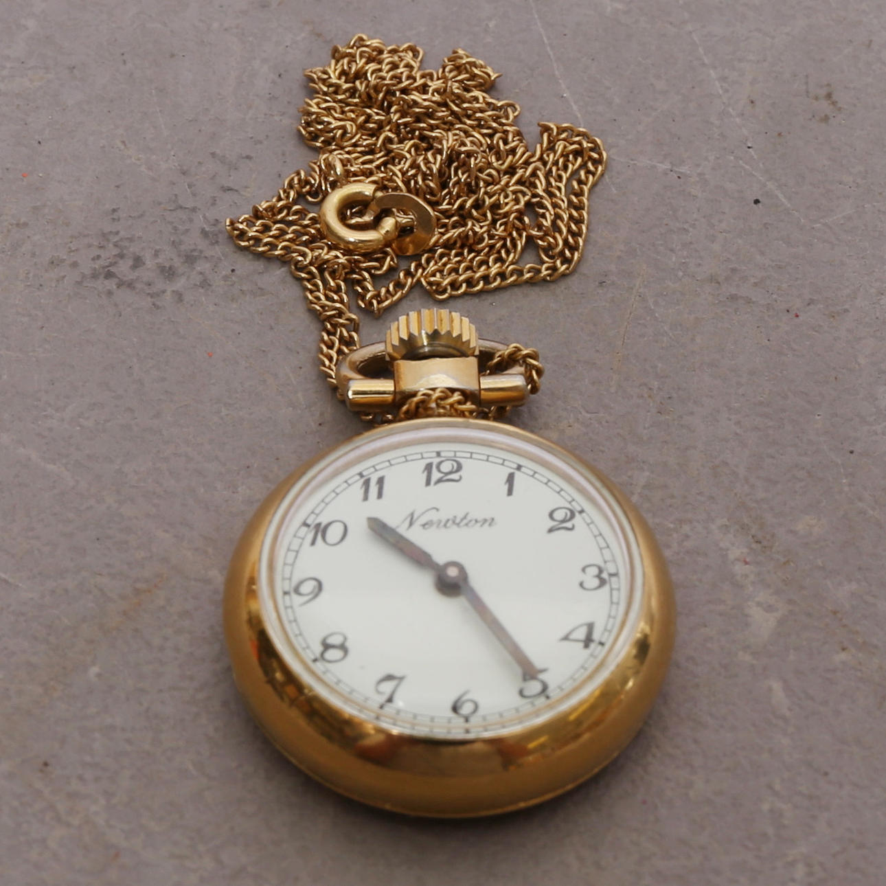 TASCHENUHR mit Goldkette 18k.