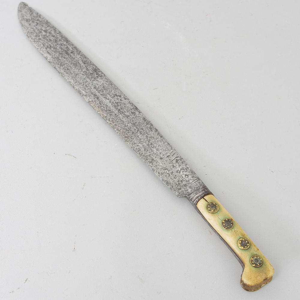 JAKTKNIV s.k, troussé, märkt 1630, hjorthorn med mässingsbrickor.