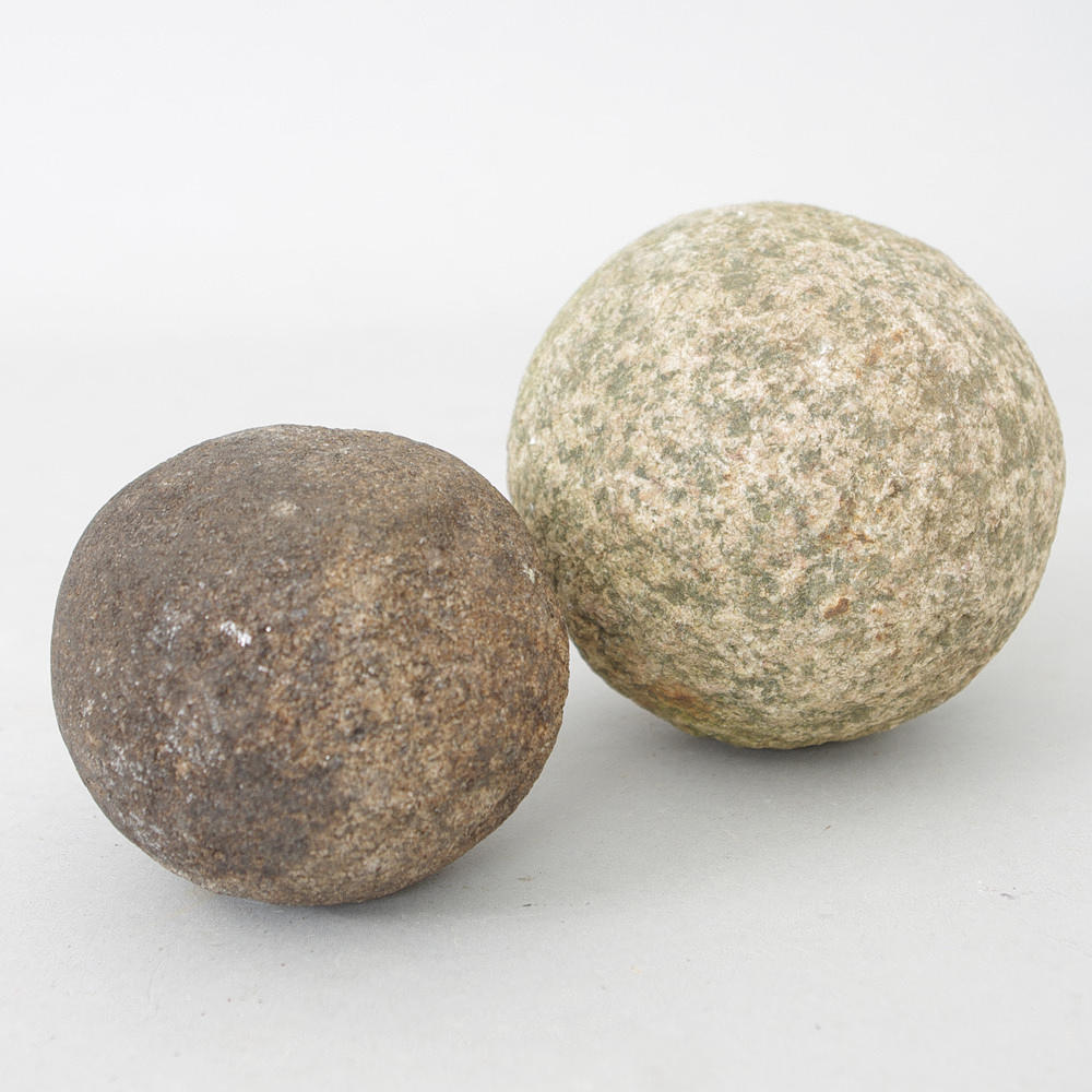 KANONKULOR, 2 stycken i sten från slaget vid Lund 4 december 1676.