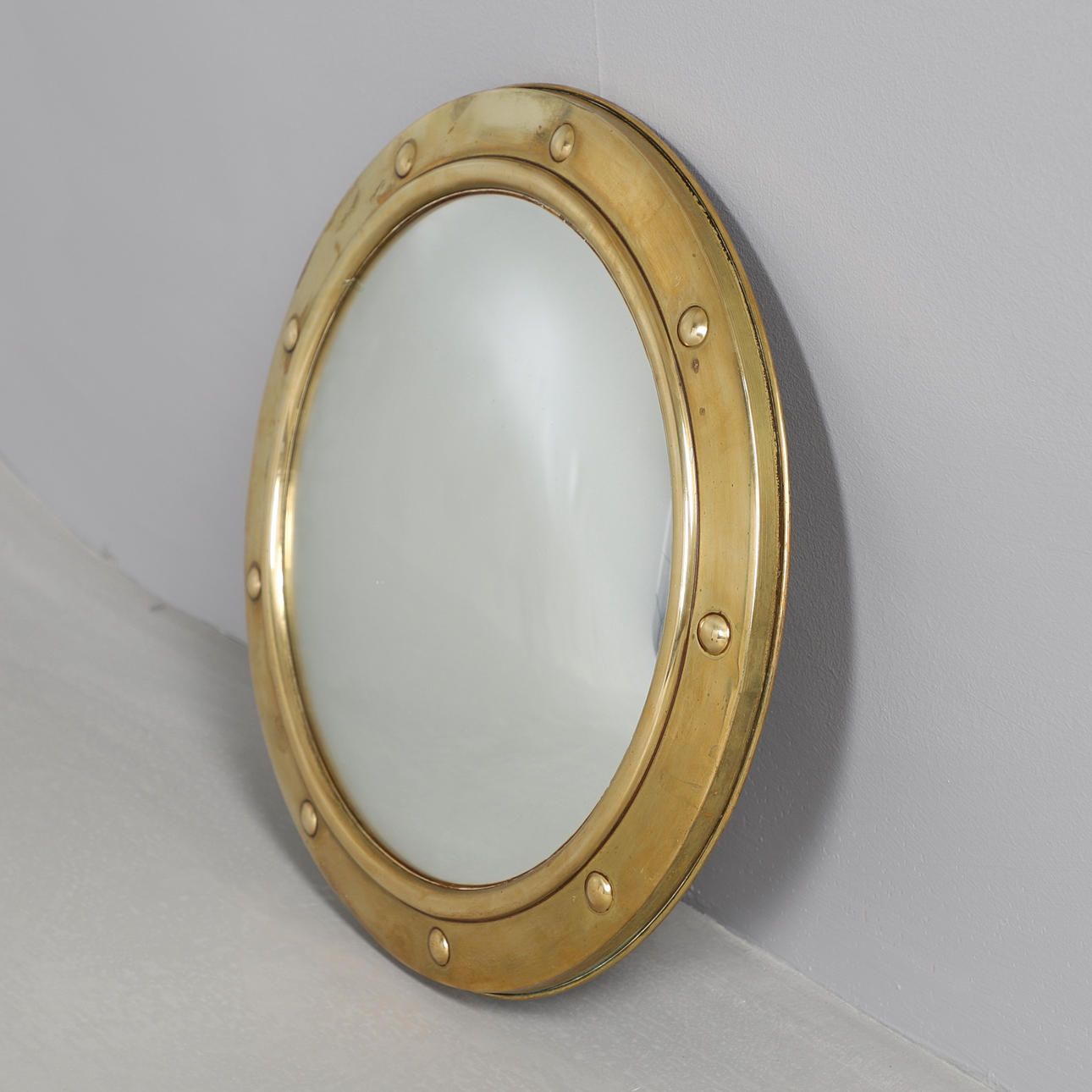 EIN MESSING-BULLAUGEN-SPIEGEL.