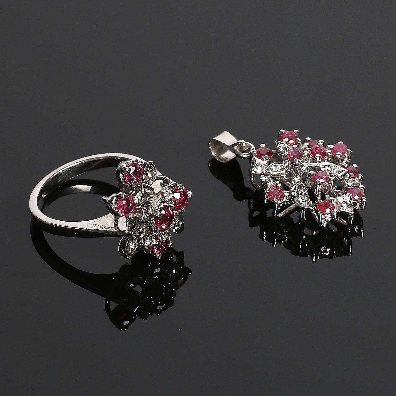 HÄNGE och RING, Sterling silver med röda och vita stenar.