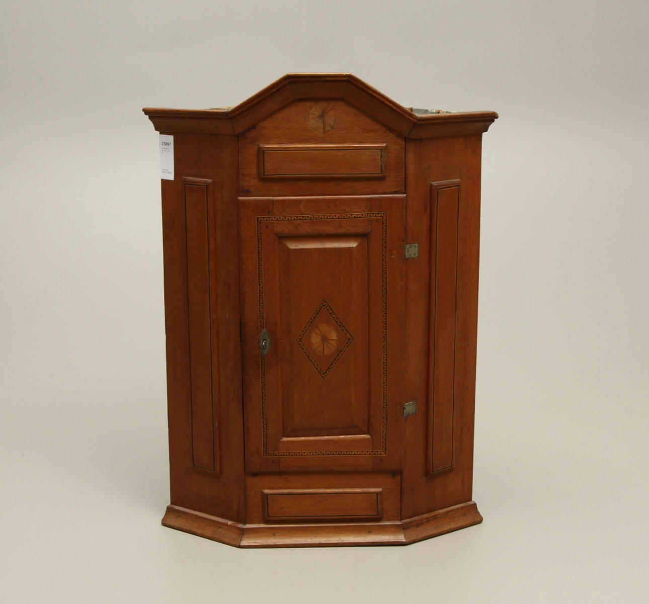 HÖRNSKÅP, allmoge, 1800-tal.