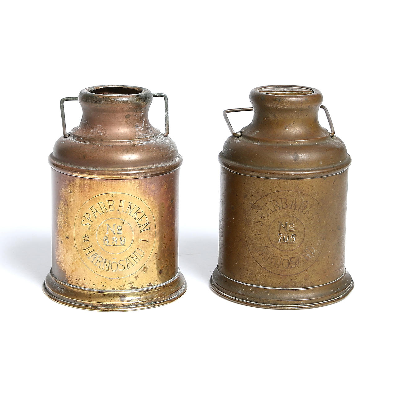 SPARBÖSSOR, 2 st, mässing, Sparbanken Härnösand, O & H Forshaug, Hernösand. 18/1900-tal.