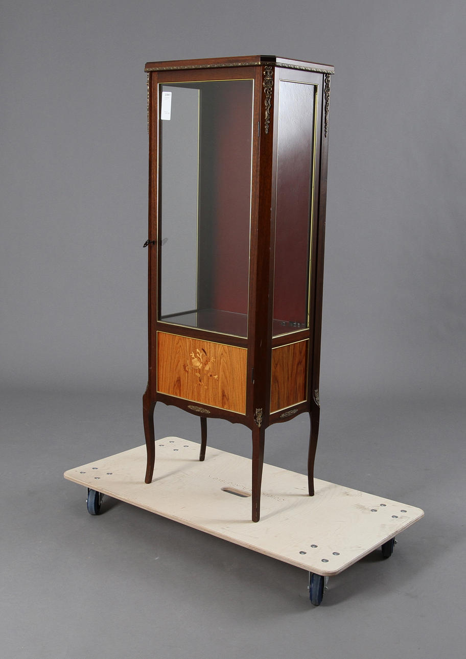 VITRINSKÅP, 1900-tal.