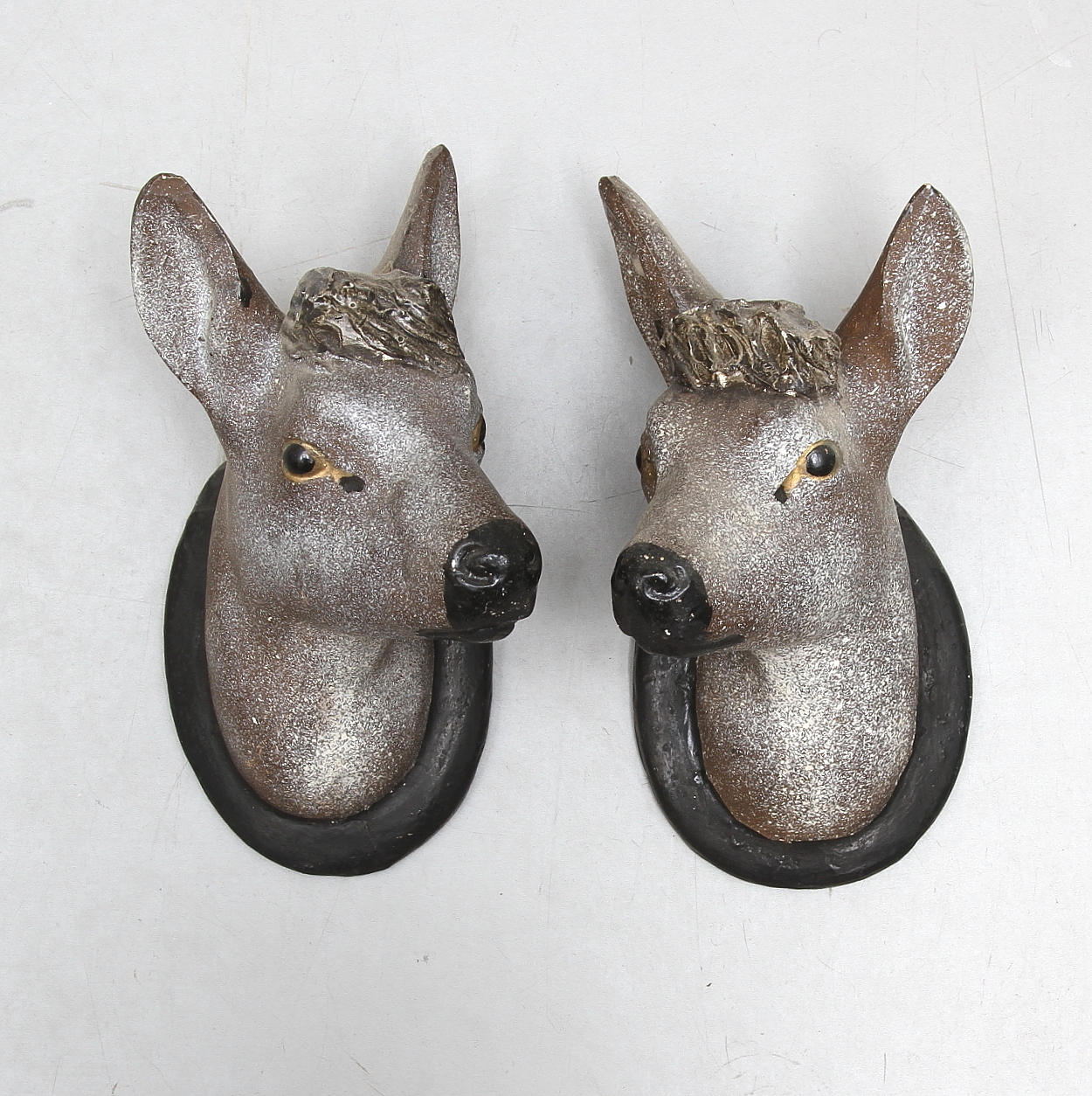 VÄGGSKULPTURER, ett par, gips, 1900-tal.