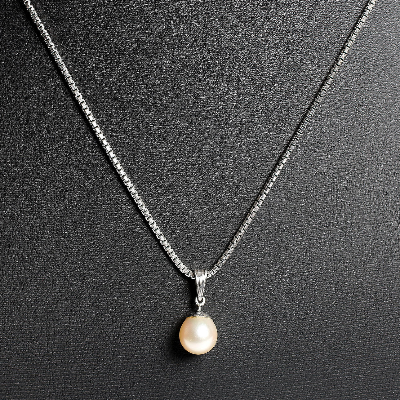 KEDJA samt BERLOCK med pärla, 18k guld. Totalvikt ca 6 gram.