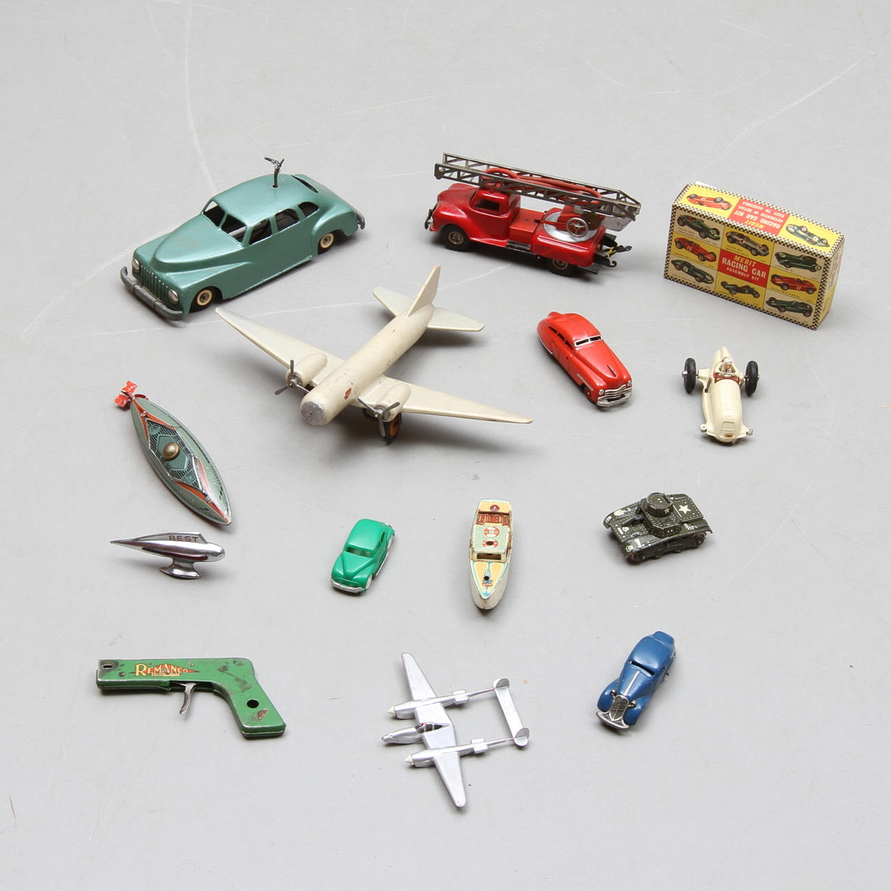 LEKSAKER i plåt, plast,trä och gjutjärn . Cirka 12 stycken.