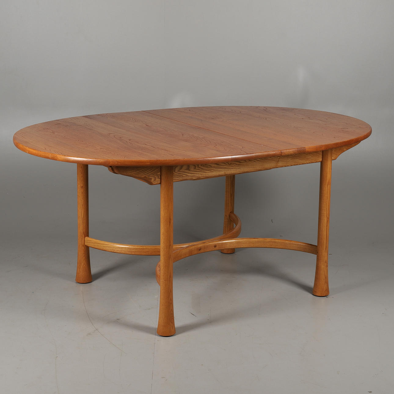 A ERCOL 'SAVILLE' MODEL 926 BLONDE ELM DRAW LEAF DINING TABLE.