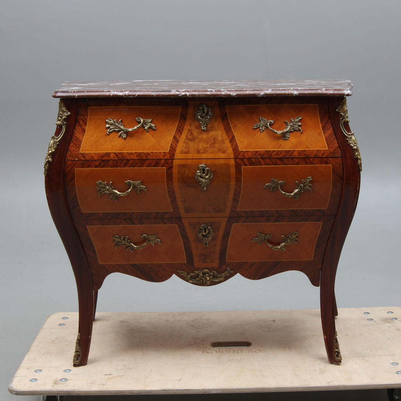 BYRÅ med stenskiva, rokokostil, 1900-tal.