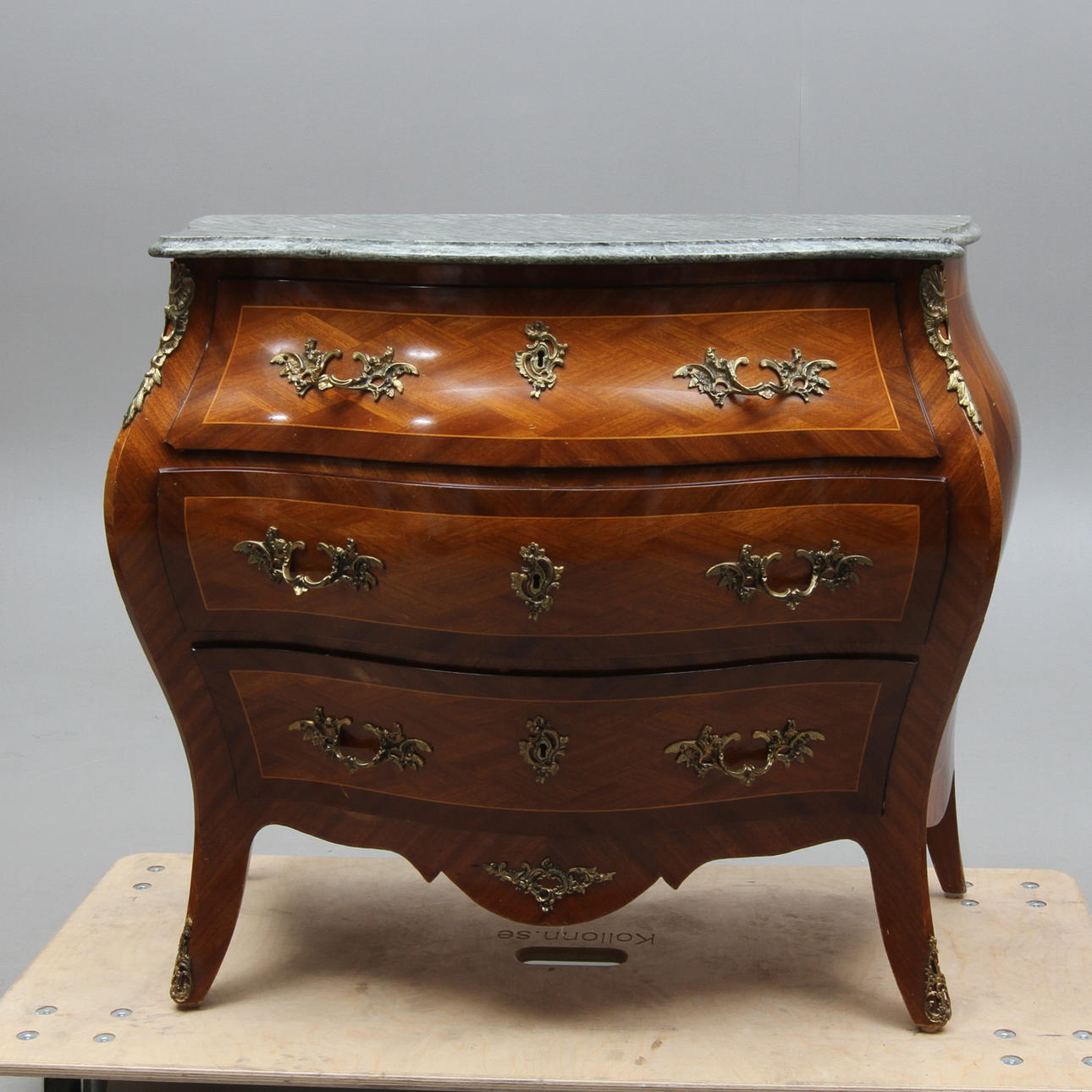 BYRÅ med stenskiva, rokokostil, 1900-tal.