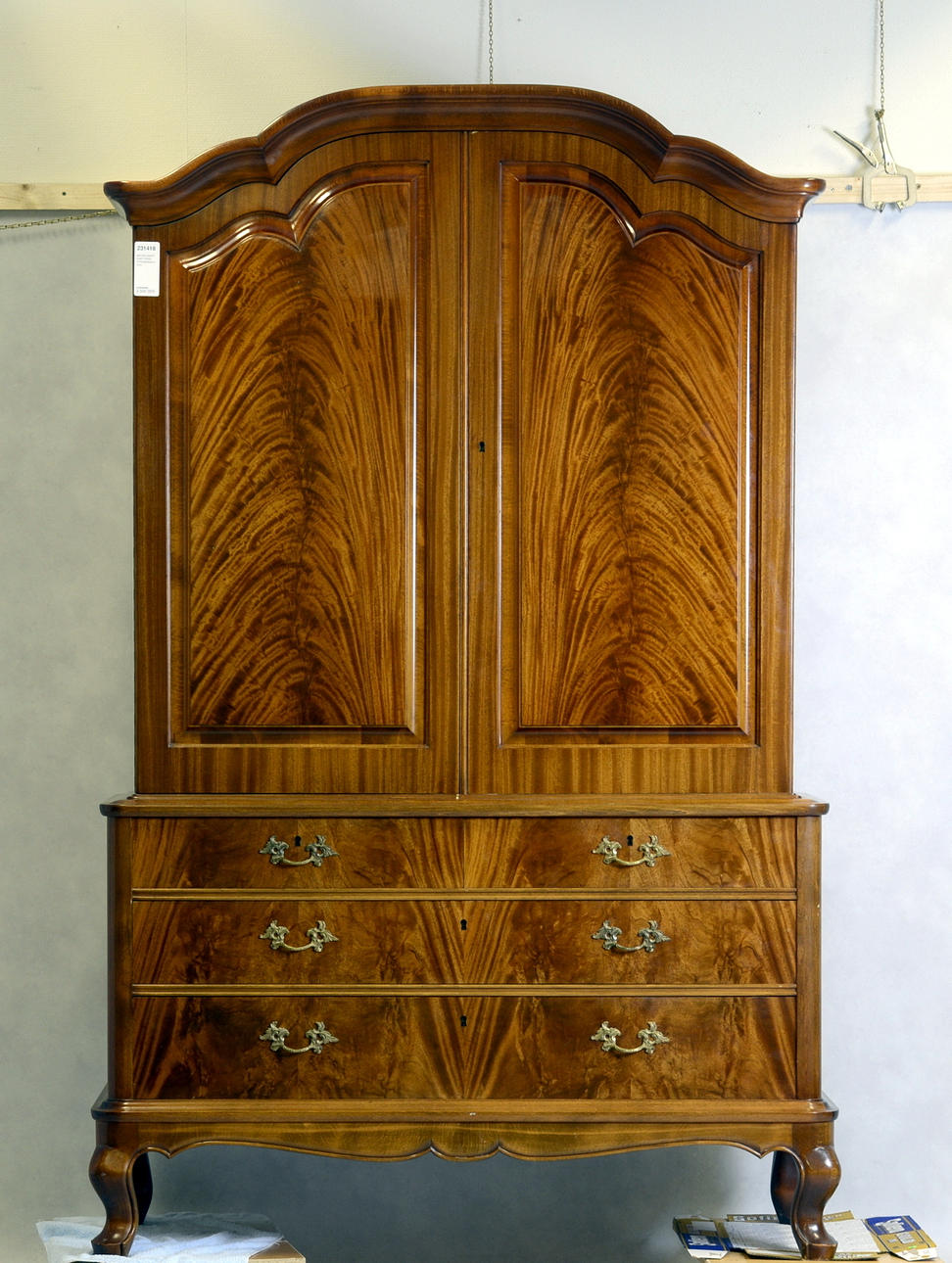 MATSALSSKÅP PYRAMIDMAHOGNY.