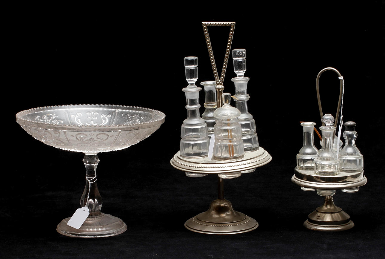 BORDSUPPSATSER, 2 st och SKÅL PÅ FOT, glas, 1900-talets första hälft.