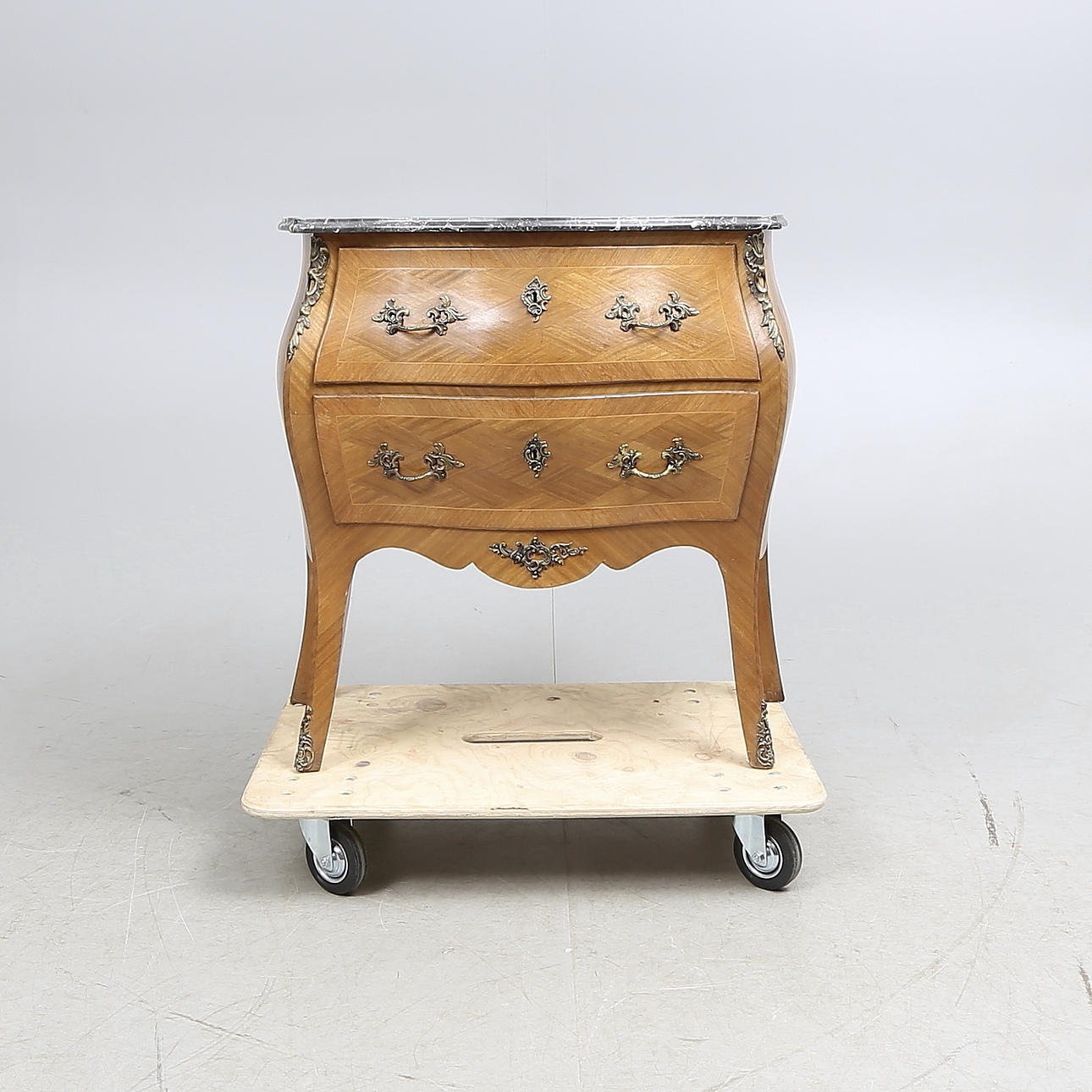 BYRÅ, rokokostil, J.F Magnusson & Co, Nässjö, 1900-talets andra hälft.