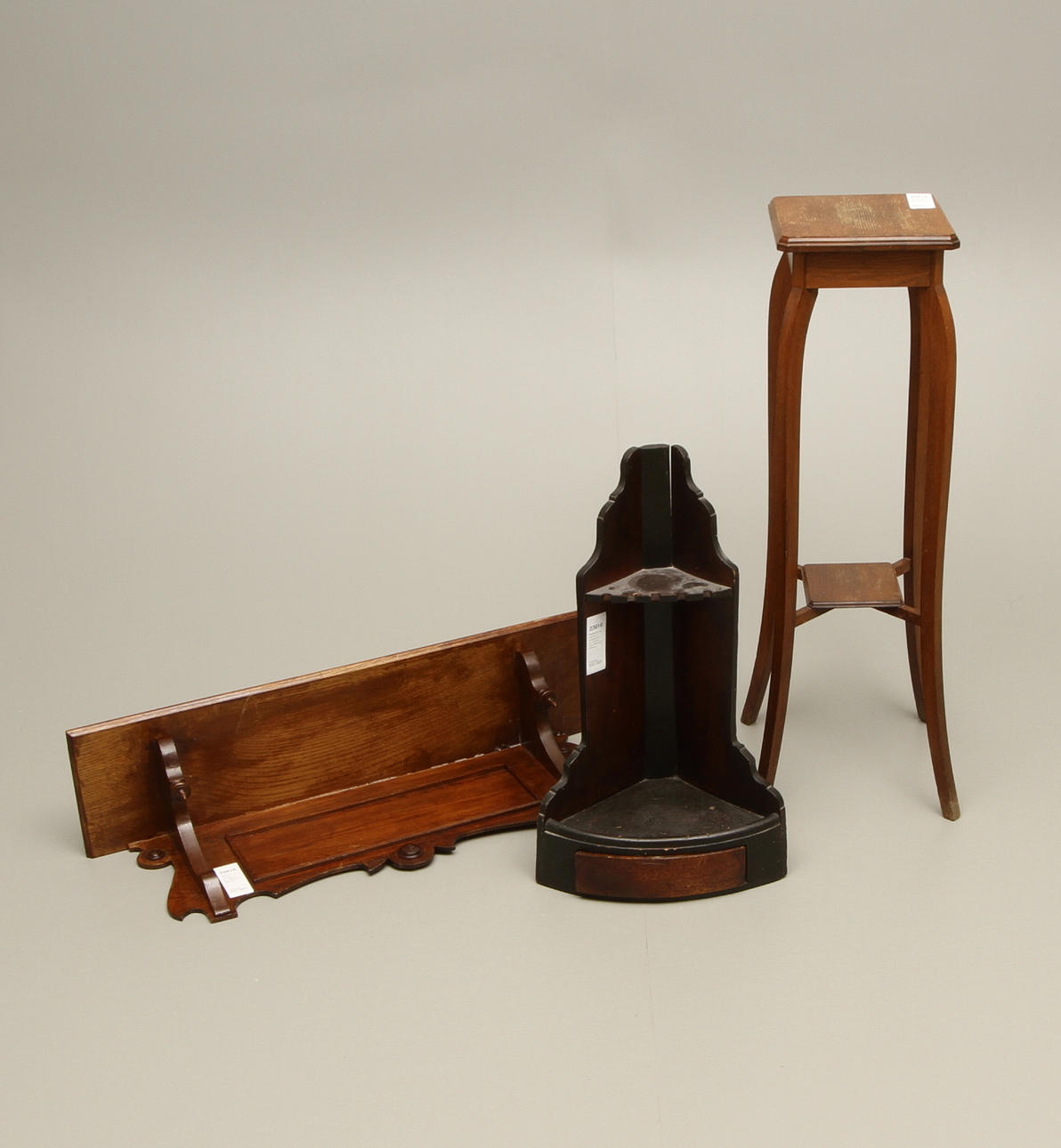 PIEDESTAL, ek, 1920-tal. VÄGGHYLLA, ek, 1920-tal samt PIPHYLLA, 1800-tal.