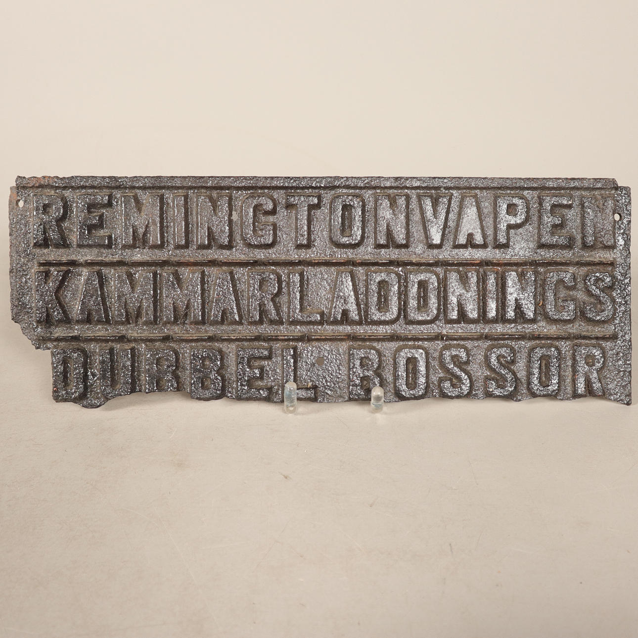 GJUTJÄRNSSKYLT, "Remington vapen".