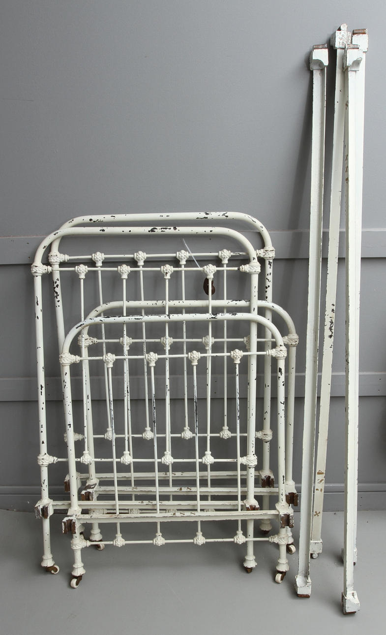 SÄNGAR, 1 par, järn, 1900-talets första hälft.