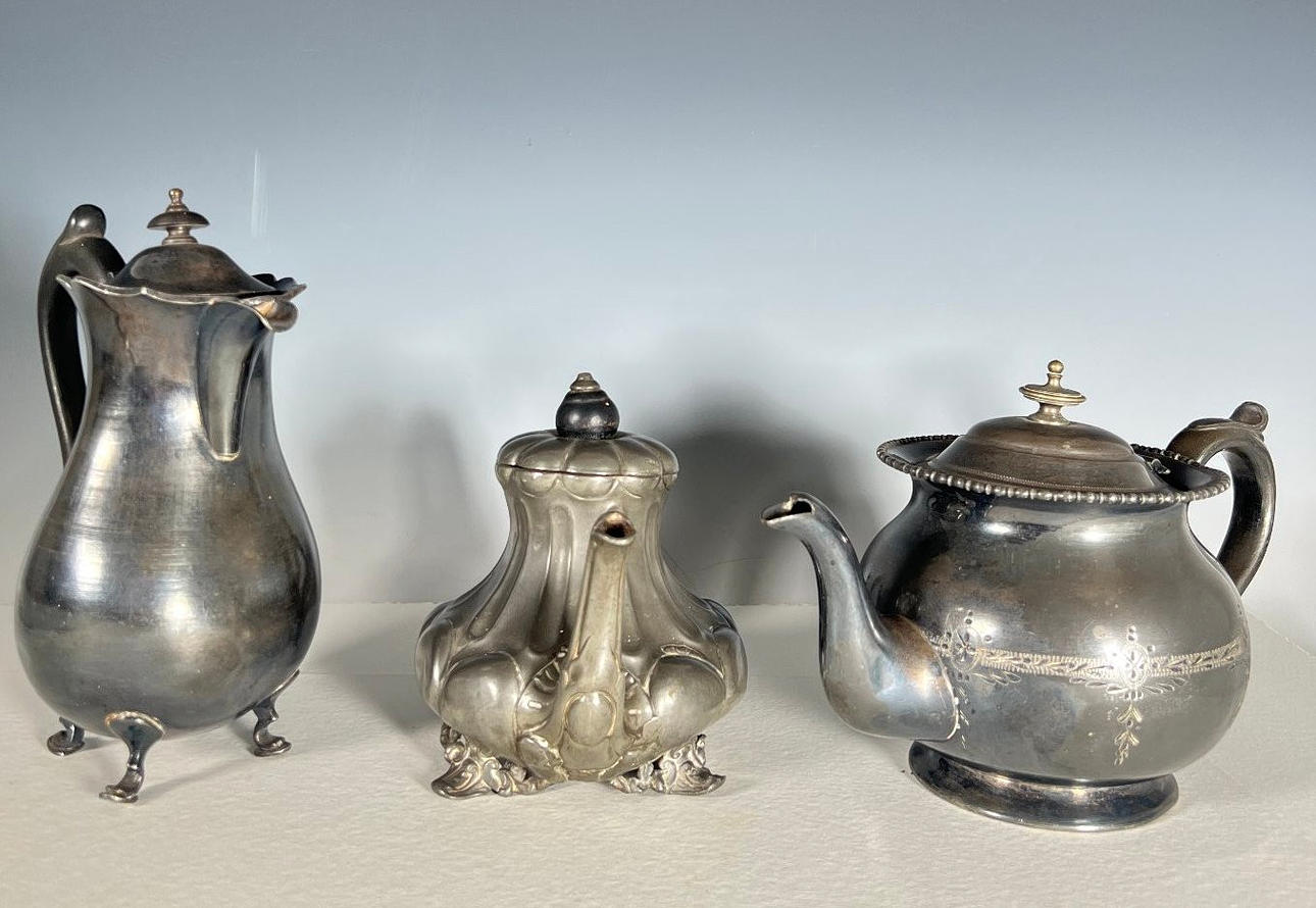 Teteras antiguas, plateadas.