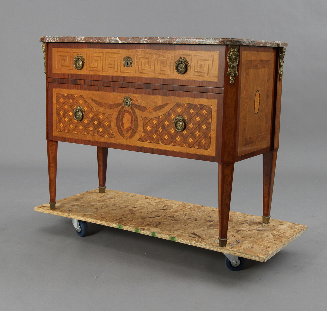 BYRÅ, gustaviansk stil, 1900-tal.