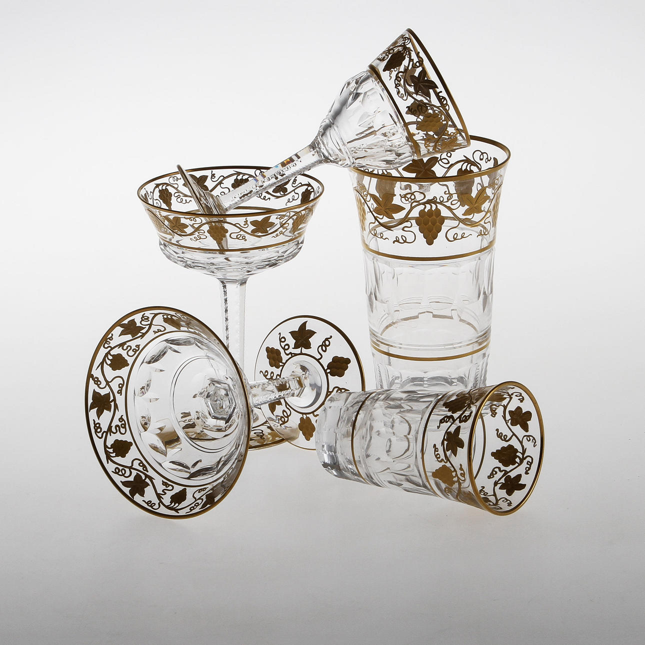 GLASSERVIS, 30 delar, slipad dekor med detaljer av vinrankor i guld.