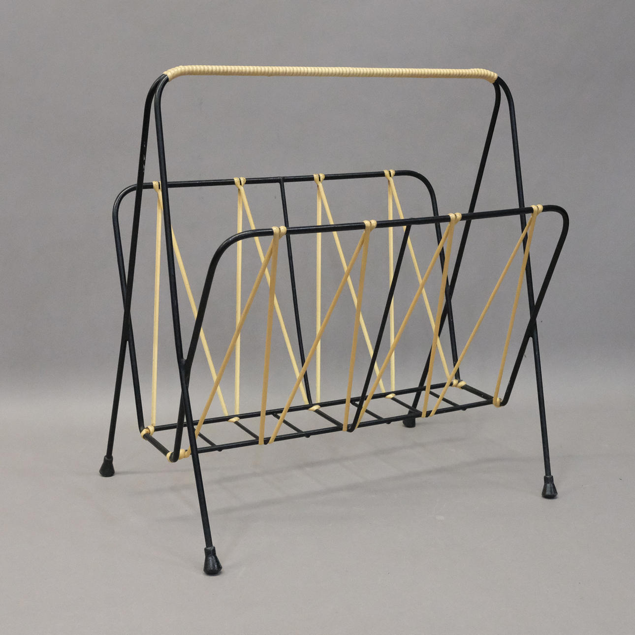 TIDNINGSSTÄLL, STRING-MODELL, 1950/60-TAL.