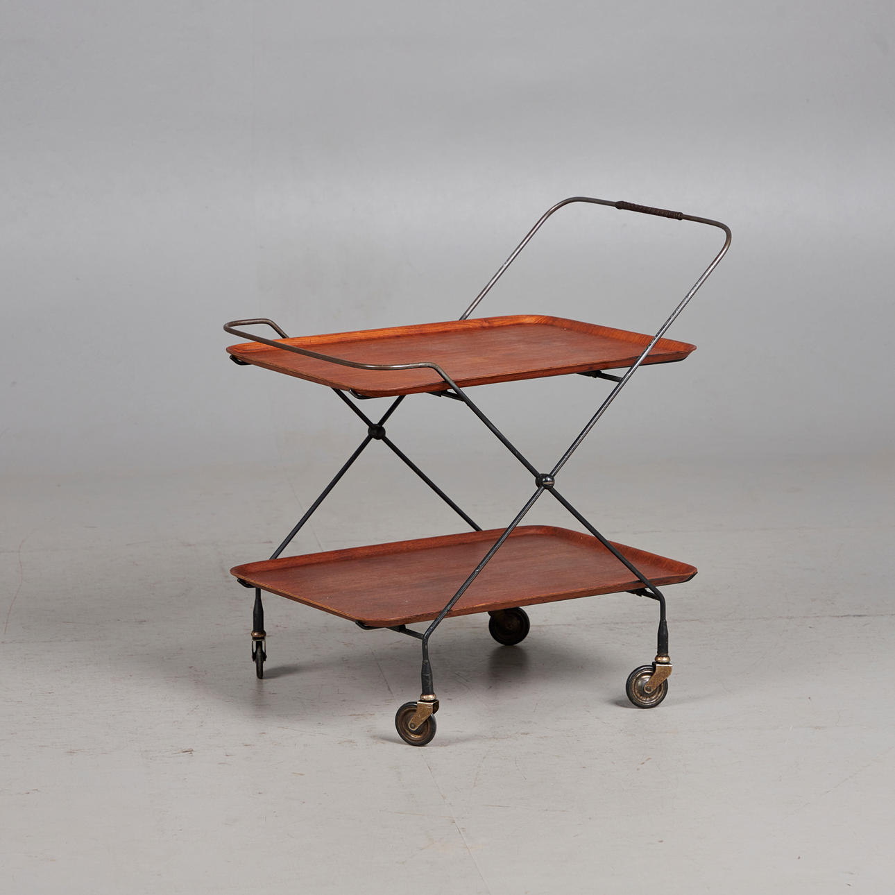 Serveringsvagnar/barvagnar, plywood, metall.