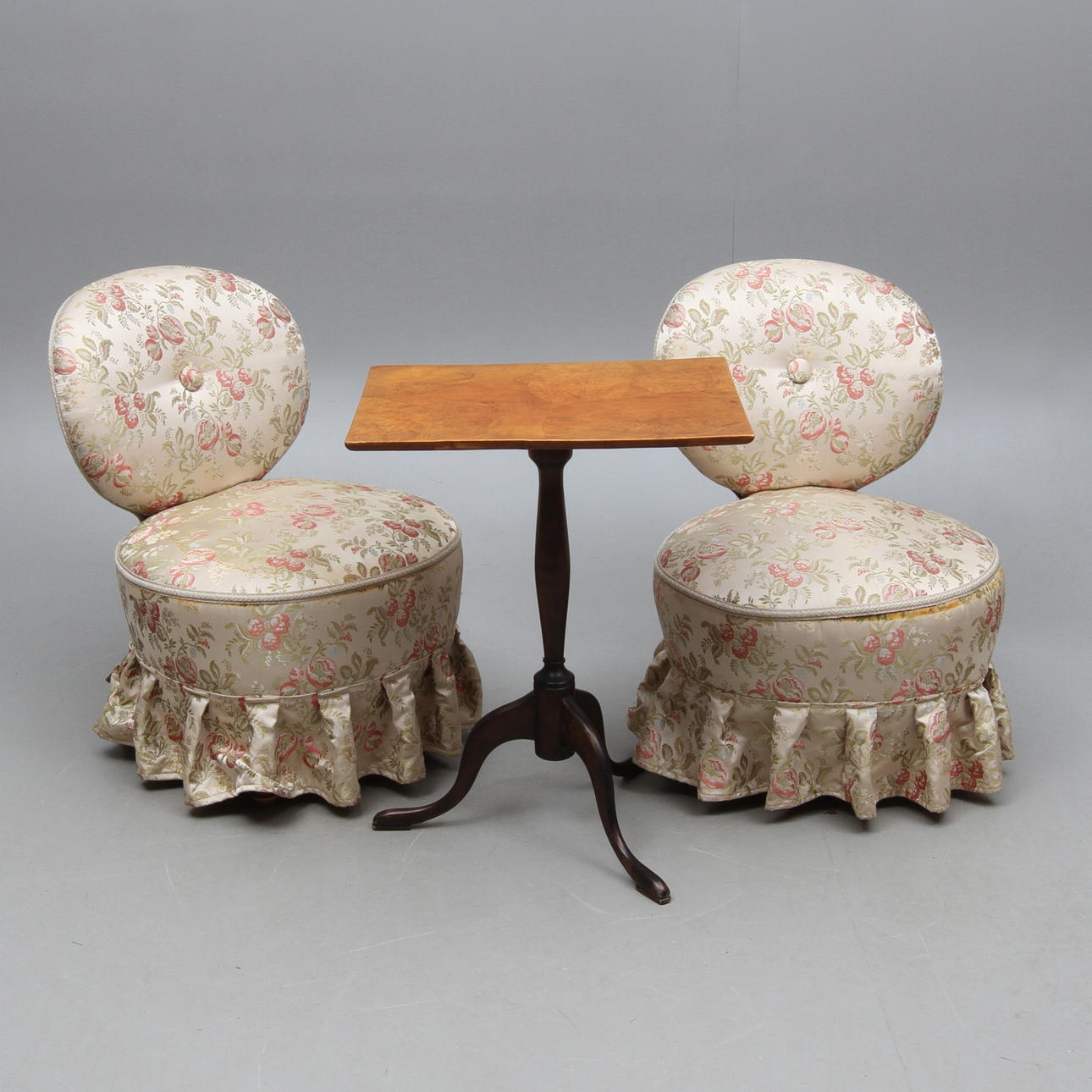 FÅTÖLJER 1 par samt FÄLLBORD, 1800/1900-tal.