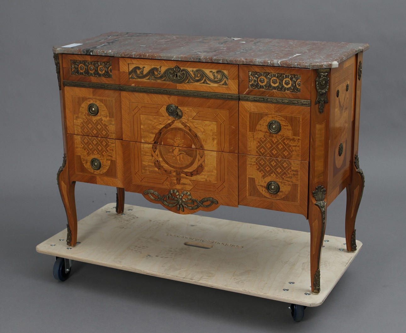 BYRÅ. Gustaviansk stil. 3-lådig med stenskiva.