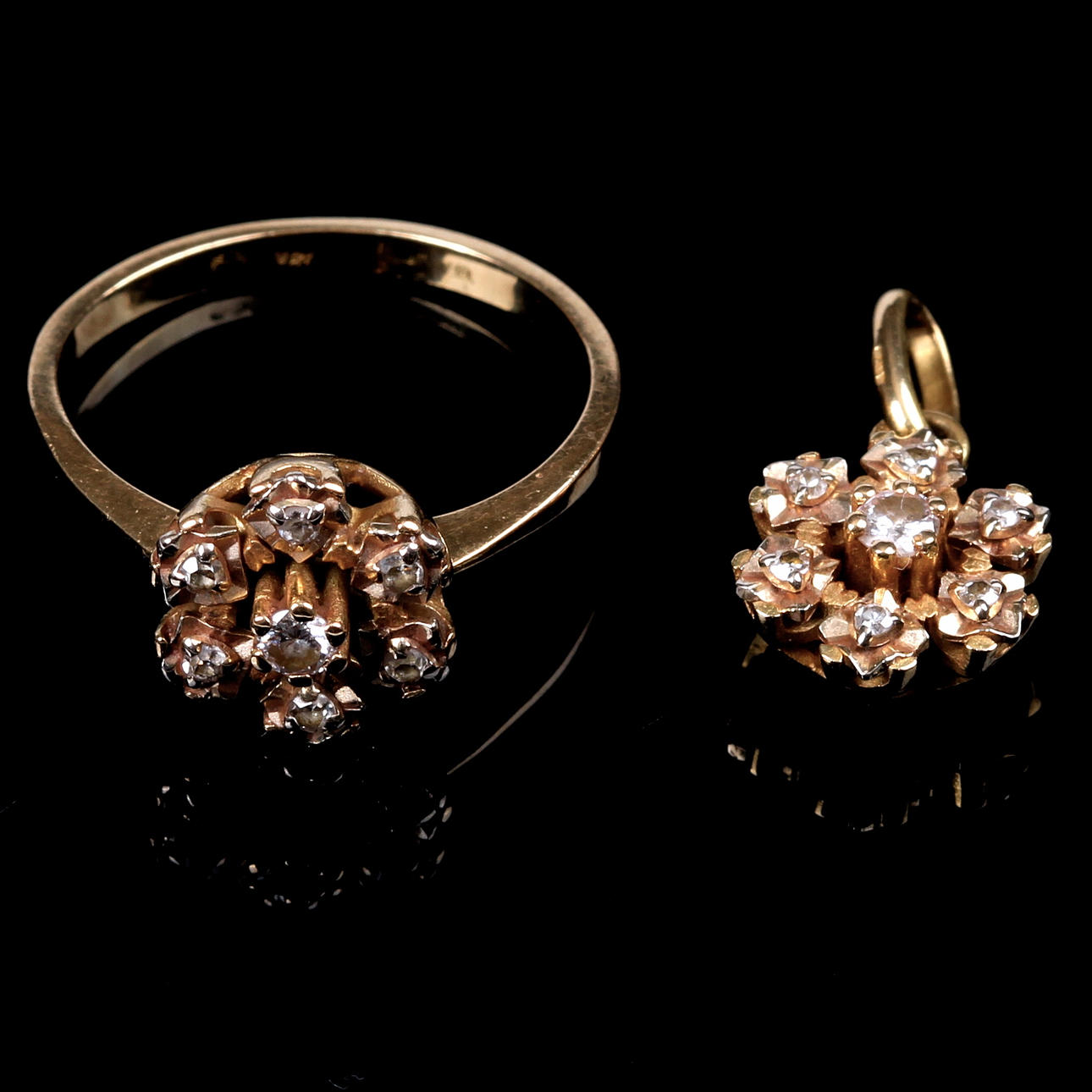 RING, samt hänge, diamanter och mossaniter, 18k guld, vikt ca 3,80 gram.