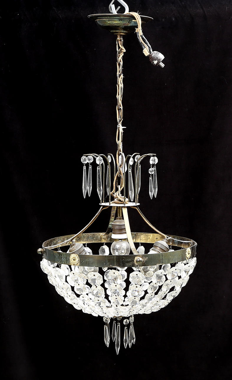 TAKLAMPA med prismor, 1900-talets första hälft. Höjd utan kedja 45 cm.