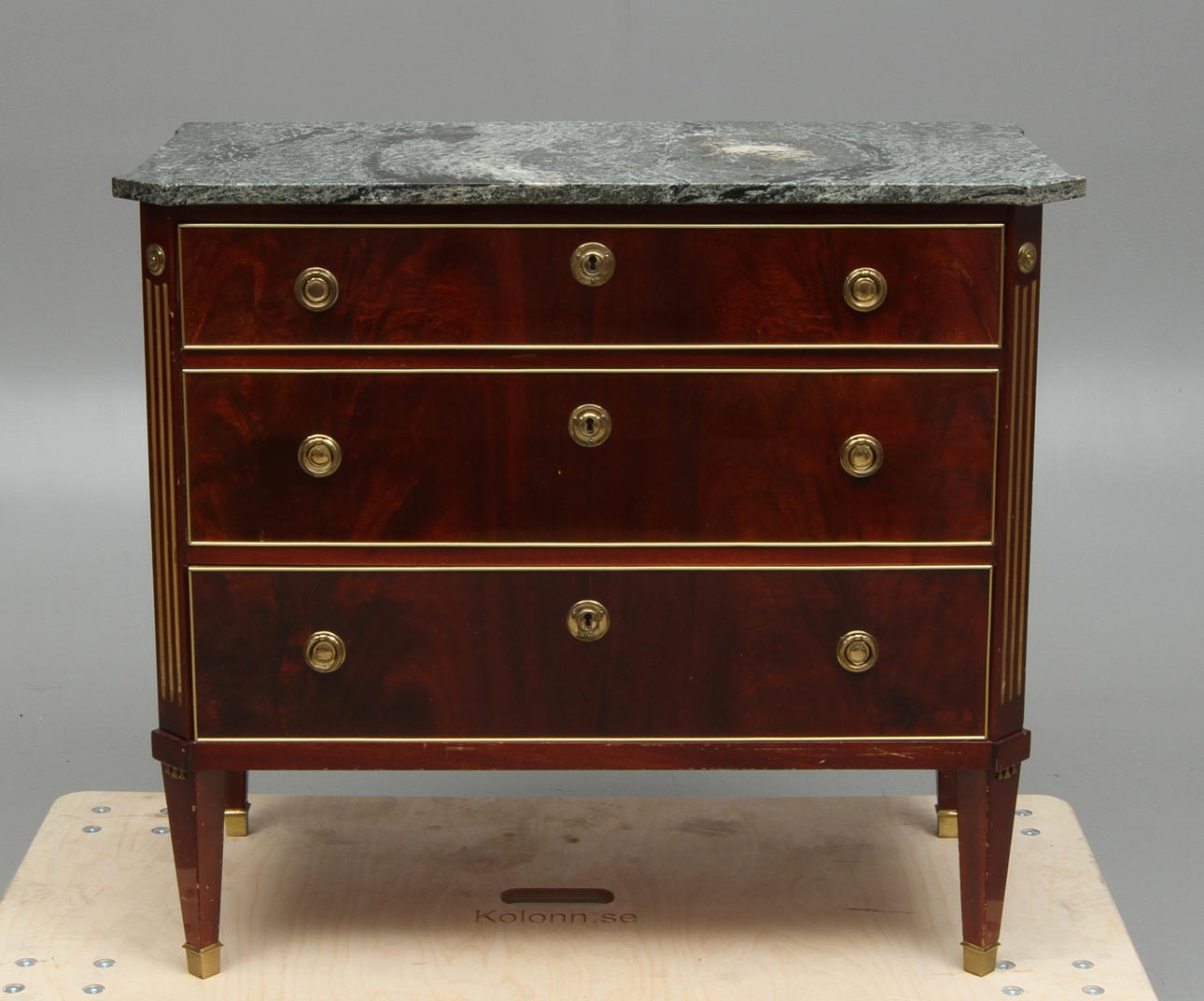 BYRÅ, med stenskiva, gustaviansk stil, 1900-tal.