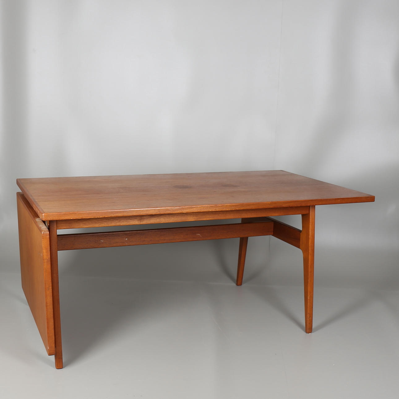 MATSALBORD i teakfaner, 1950/60-tal.